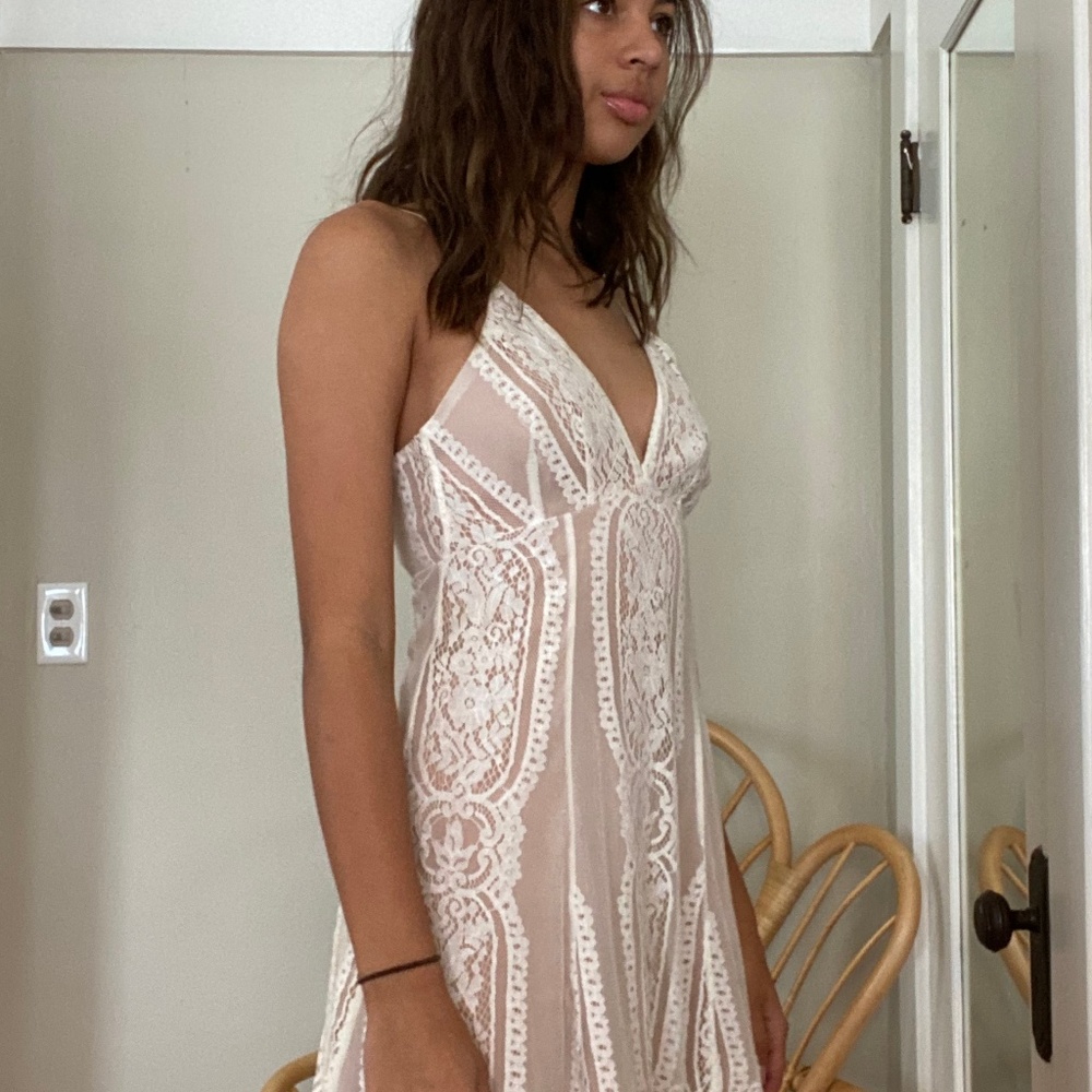 GORGEOUS LACE MINI DRESS - Picture 5 of 6